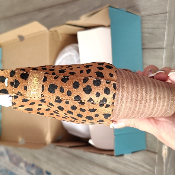 NEW TOMS Kelsey Boots In Cheetah Printed Suede Size Women's 6 - Picture 4 of 9